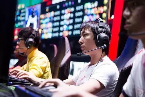 电竞俱乐部“兼职”戒网瘾?菜鸡退游痛点解! 电竞俱乐部“兼职”戒网瘾?菜鸡退游痛点解!