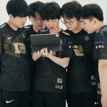 Uzi再开团RNG欠薪引热议：真粉RNG的都是厉害角色？