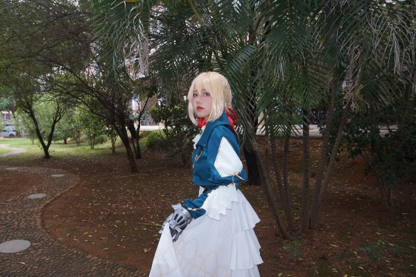 《揭秘！开放空间薇尔莉特COS穿搭染色秘籍，让你美得不可方物》