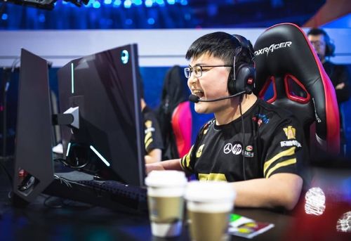 Uzi名人堂携手Coser女神，直播带货狂欢来袭