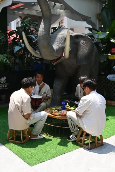 《魔域》揭秘：大象食堂惊现雨林，探秘沉浸式撸兽新体验！
