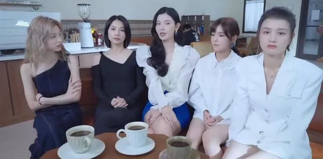 《美女环绕大不同！《完蛋我被美女包围了2》试玩VS正式版揭秘》