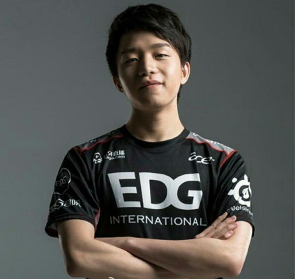 《厂长Clearlove重磅回归！JDG战队新任教练揭晓》