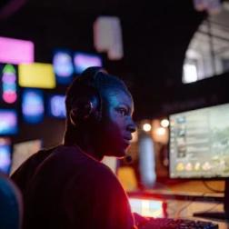 CDPR放弃自家引擎真相：为何无法同时多开项目？