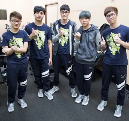 《华裔留学生《英雄联盟》神级表现，受邀加入职业战队！》