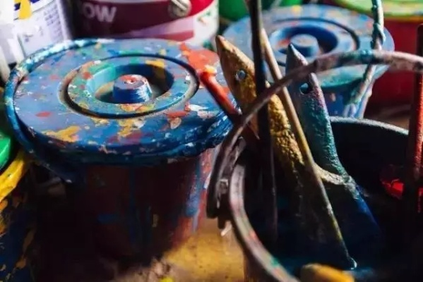 《探秘希望村：红狮油漆房背后的秘密》