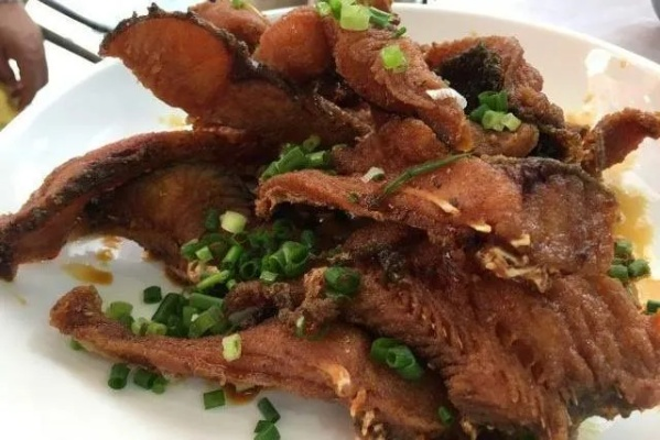 逍遥客栈独家秘制，酥骨鱼鲜美至极，一口咬下，满口生香，体验非凡美味