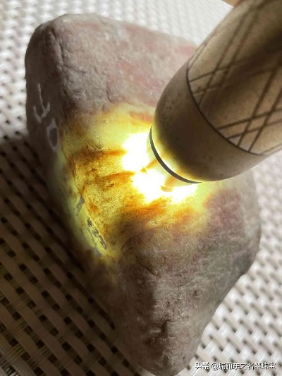 翡翠大师原石挑选绝招揭秘:高效技巧攻略大放送 翡翠大师原石挑选绝招揭秘:高效技巧攻略大放送