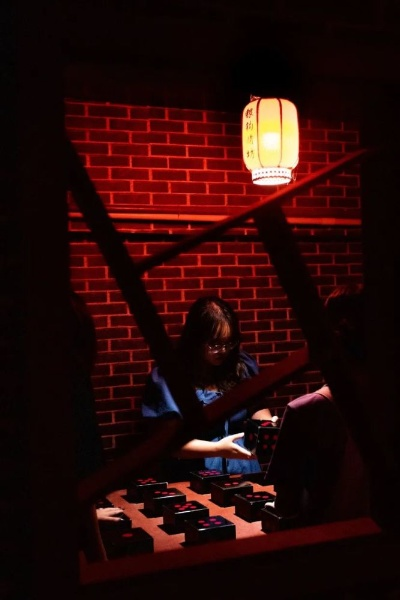 暗号解锁密室逃脱，灯光指引新体验