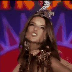 横竖屏自由切换，躺平也能畅玩！《完美世界：诸神之战》评测新体验