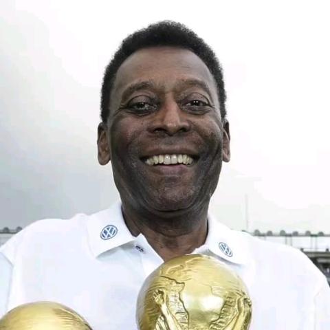 传奇10号齐聚！贝利领衔三代足球巨星跨时空互动展新风采