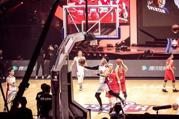 篮球场SG巅峰之路：揭秘高效突破新策略