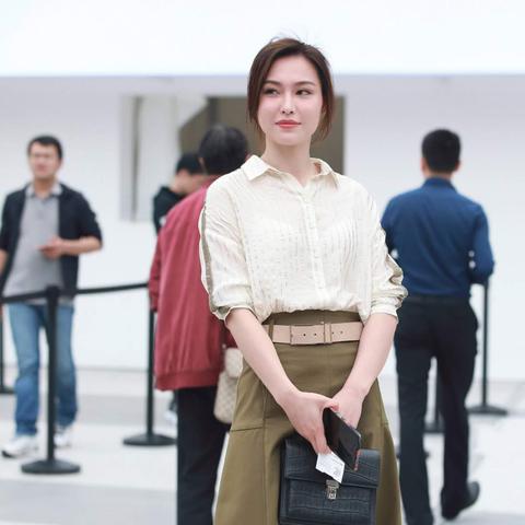 街拍时尚达人都在抄的游戏穿搭密码？2025年3个隐藏公式让角色秒变街头焦点