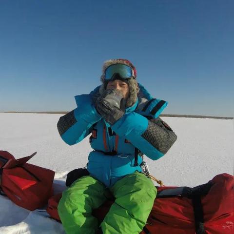 传奇世界官方网藏着哪些2025年独家中转码？老玩家才懂的正版福利入口！